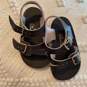 Dark Brown Sun San Sea Wees